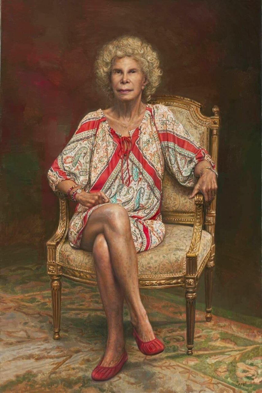 Retrato pintado de la duquesa de Alba sentada en un sillón, con vestido estampado.