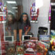 Joven en la tienda El Cubil del Mago con juegos de mesa y wargames
