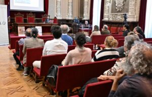 Asistentes escuchan una ponencia del encuentro Terra Ibérica en un salón de actos.