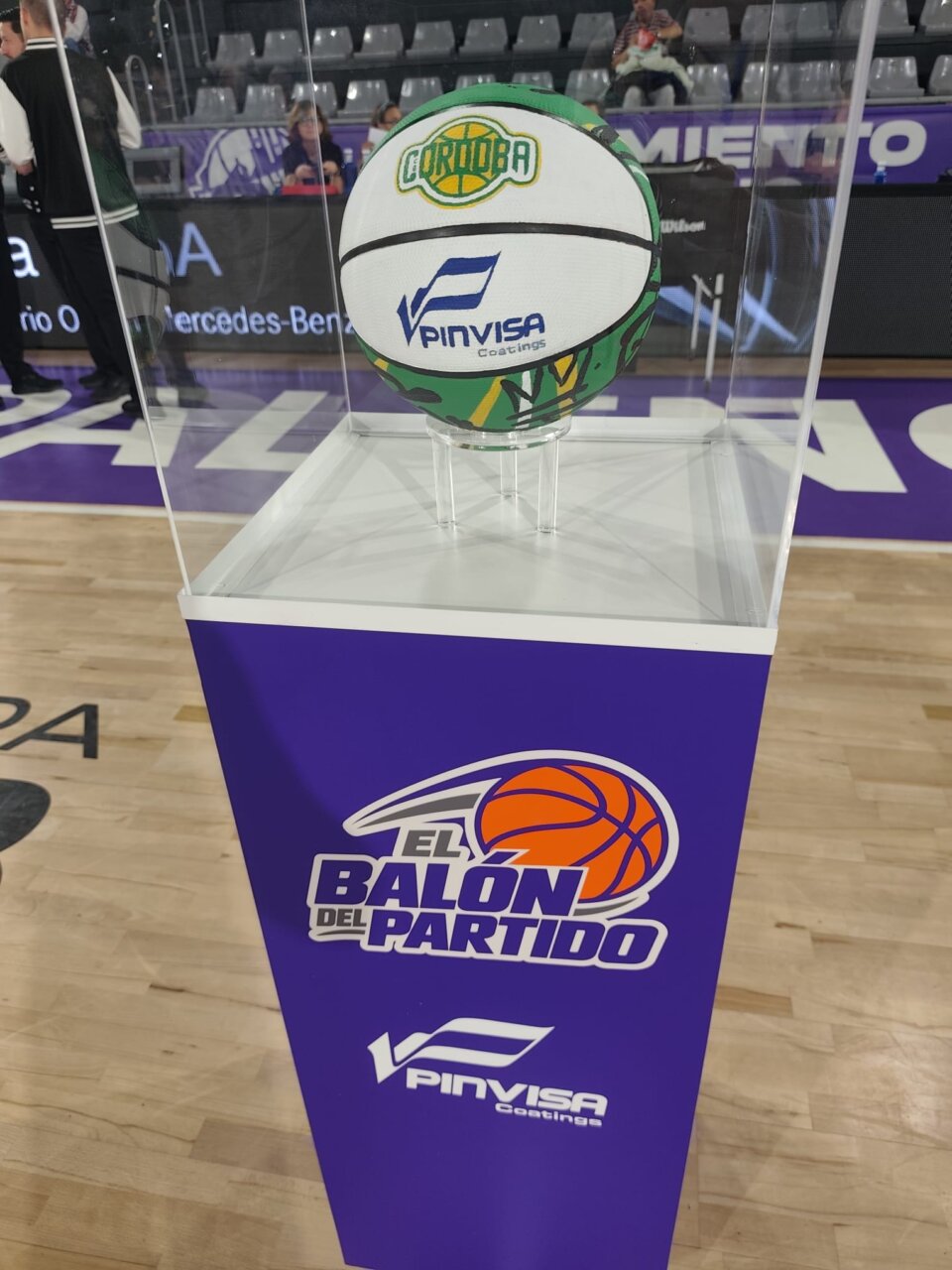 Balón del partido en el Municipal de Palencia con patrocinador visible