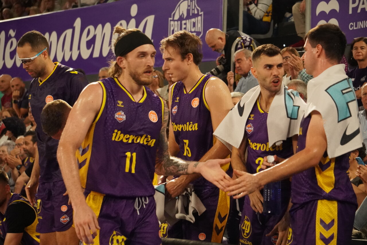 Jugadores del equipo Iberolea Palencia en un partido de baloncesto