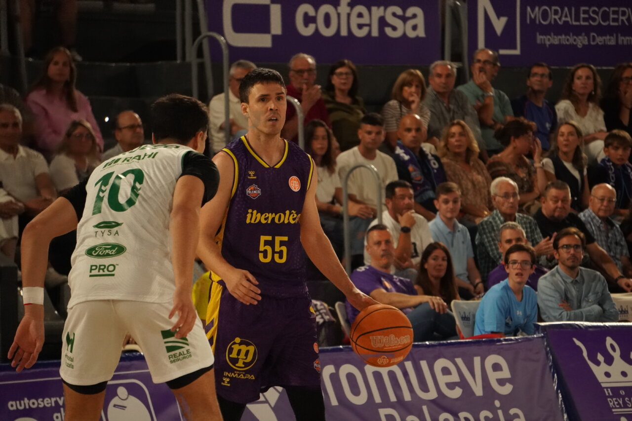 Jugador de baloncesto del Iberolea Palencia en un partido