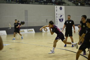 Jugadores del Balopal en un partido de balonmano en el Mariano Haro