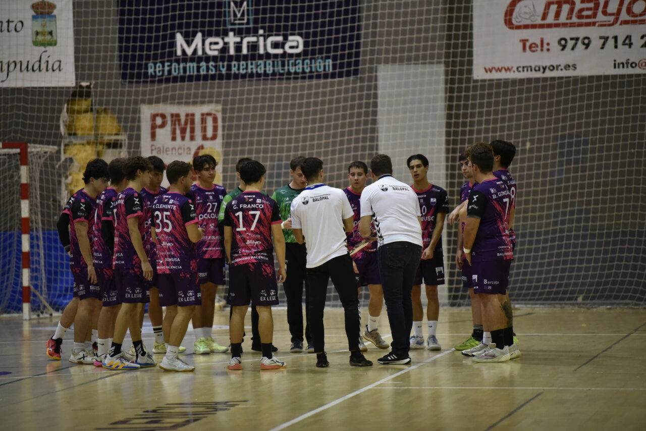 Jugadores del Balopal en una reunión durante un partido de balonmano