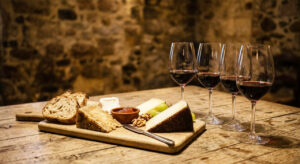 Tabla de quesos y copas de vino en Baltanás