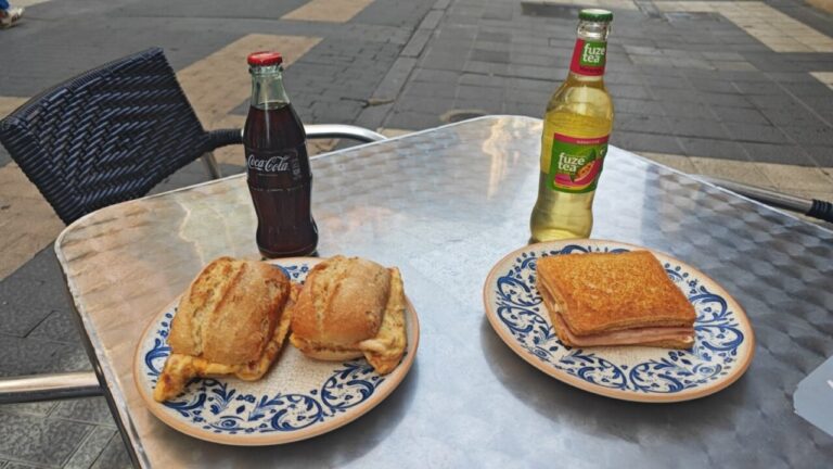 Desayuno en Bar La Ermita con sándwiches y bebidas