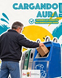 Hombre depositando un cartón en un contenedor de reciclaje en Carrión de los Condes.