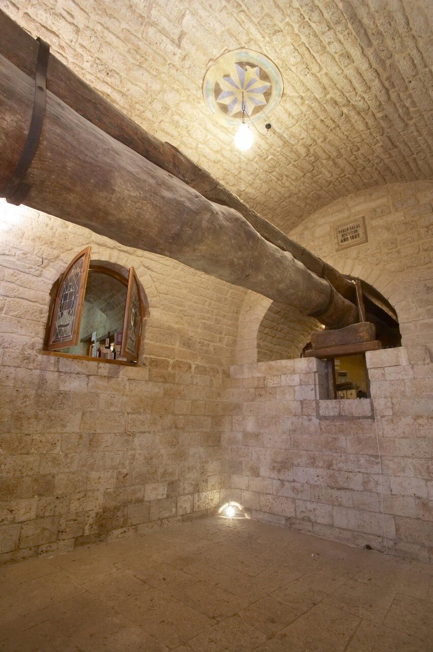 Interior de la Bodega Remigio Salas con paredes de piedra y vigas de madera