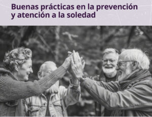 Grupo de personas mayores interactuando y sonriendo en un encuentro social