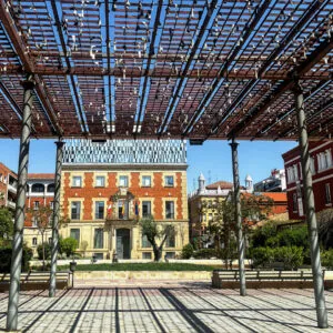 Calcetines con tierra en la pérgola metálica de la Plaza de los Juzgados. Foto: José Luis de Román