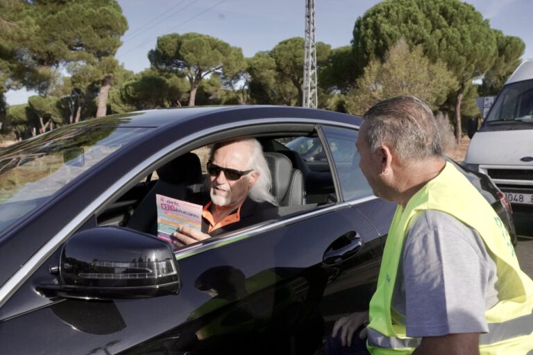 Voluntarios informando sobre la seguridad vial en Palencia
