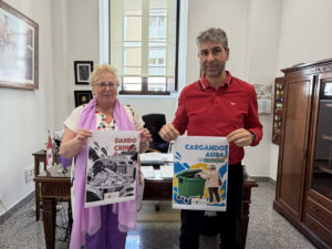 Dos personas sosteniendo carteles sobre reciclaje en una oficina.
