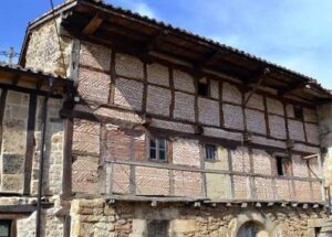 Casa tradicional en el medio rural de Palencia con estructura de madera