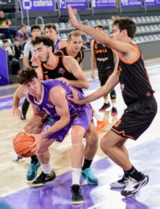 Jugadores del CB Palencia luchando por el balón durante un partido de baloncesto
