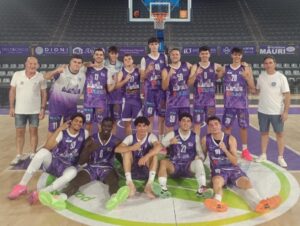 Jugadores del Club Baloncesto Palencia celebrando su victoria en el derbi
