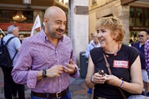 Dirigentes de CCOO y UGT conversando en una manifestación