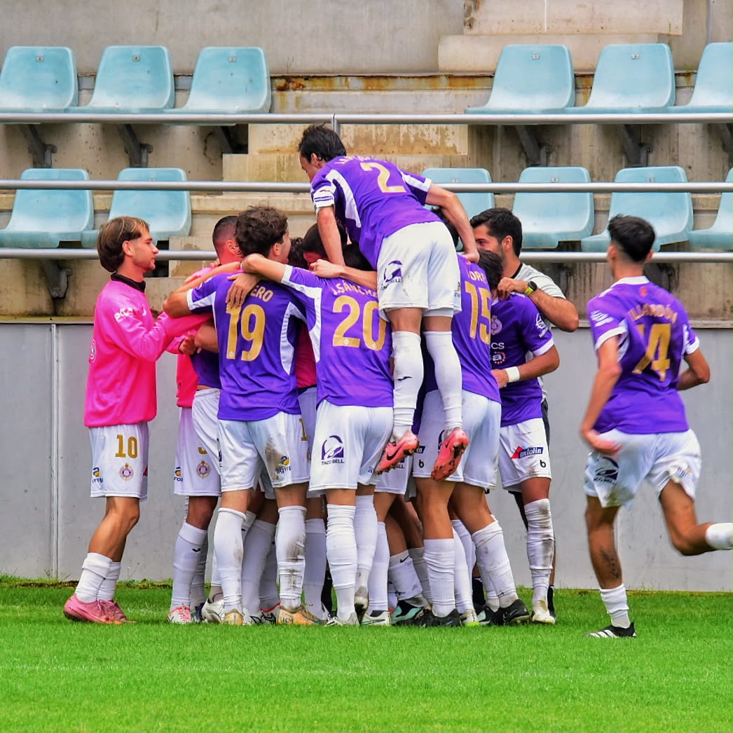 Jugadores del Palencia Cristo Atlético celebrando un gol en el campo