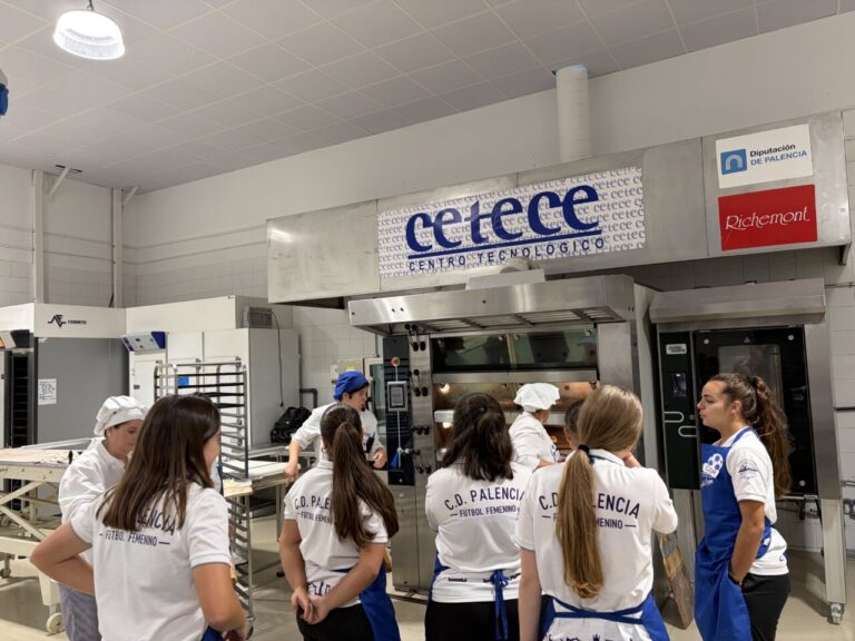 Grupo de mujeres en un curso de cocina en el centro tecnológico de Palencia