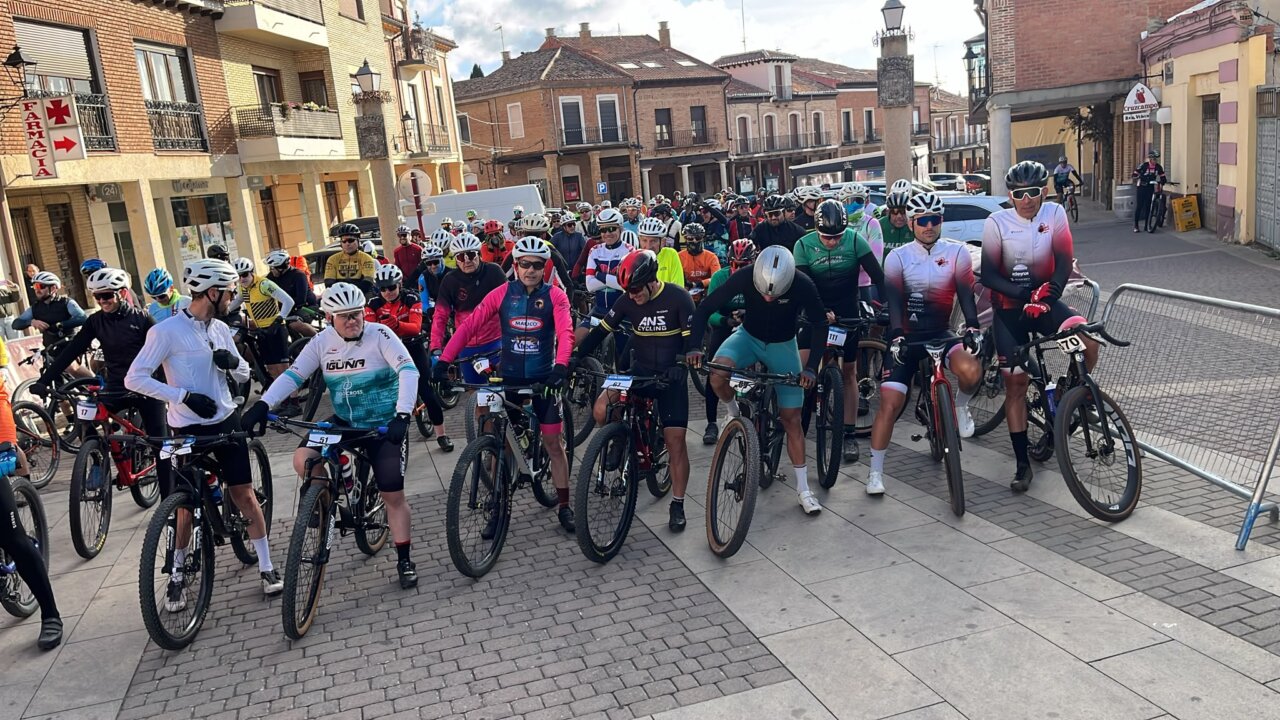 Grupo de ciclistas con bicicletas de montaña reunido en una plaza antes de salir.