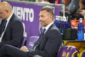 Entrenador Natxo Lezkano sentado en el banquillo durante un partido