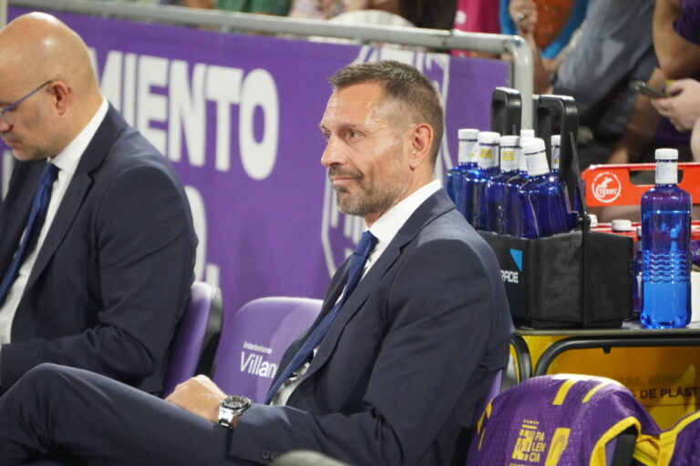 Entrenador Natxo Lezkano sentado en el banquillo durante un partido