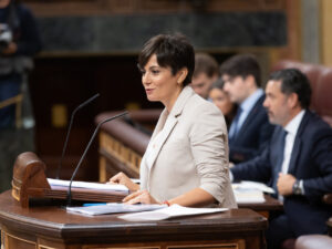 Ministra de Vivienda hablando en el Congreso sobre desahucios y alquileres