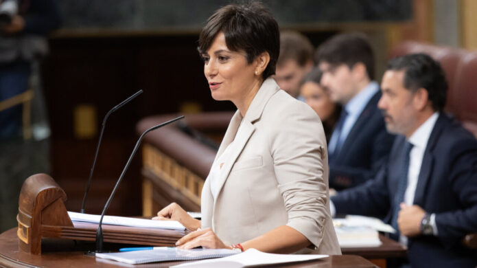 Ministra de Vivienda hablando en el Congreso sobre desahucios y alquileres