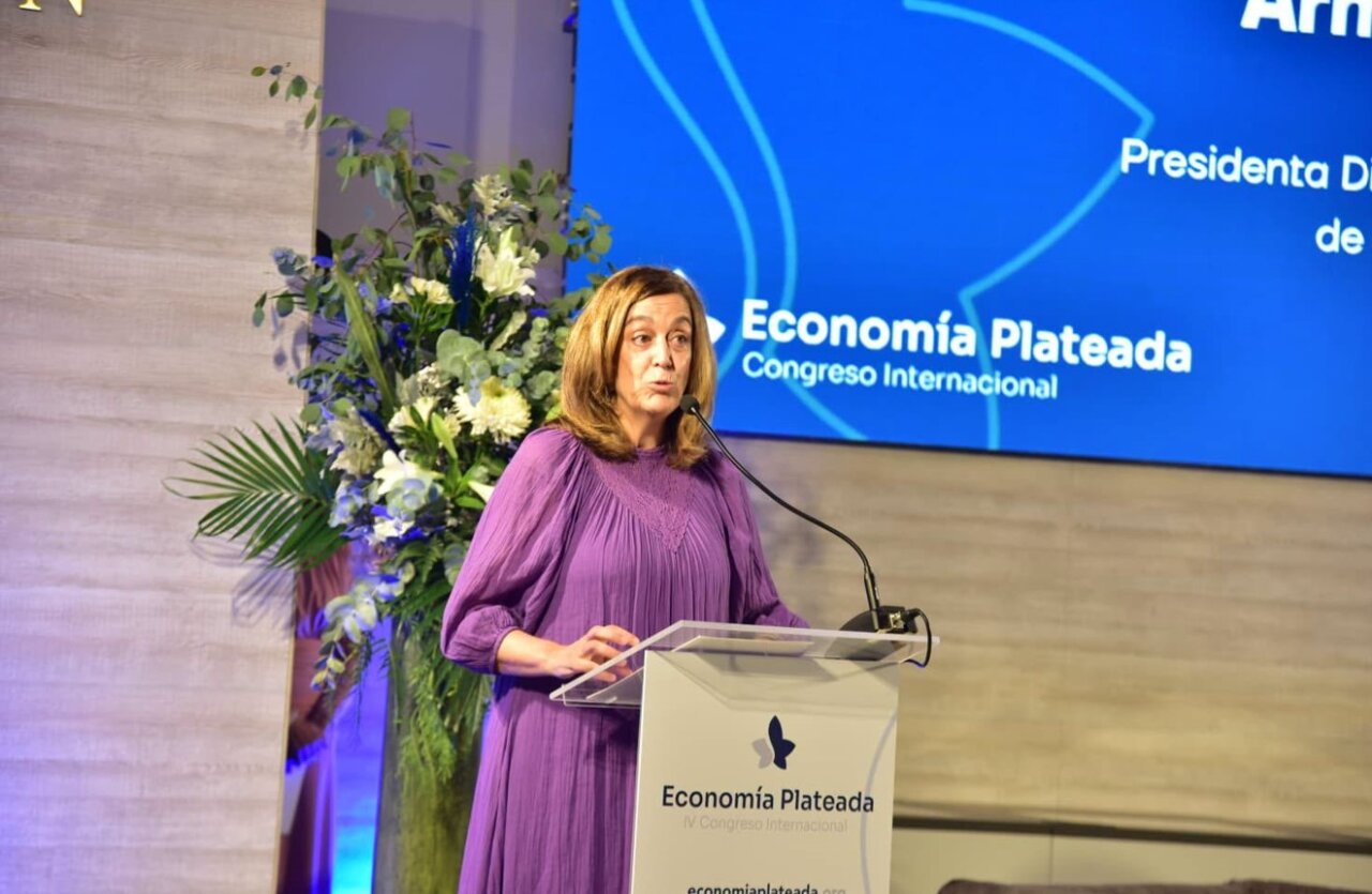 Una mujer habla desde un atril ante una pantalla del Congreso Internacional de Economía Plateada