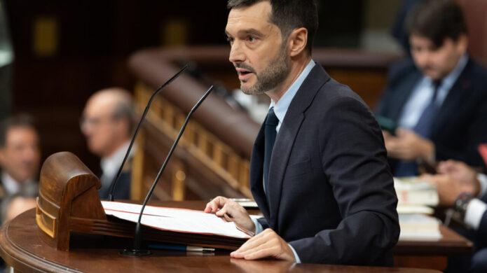 Pablo Bustinduy hablando en el Congreso sobre el decreto de alquileres