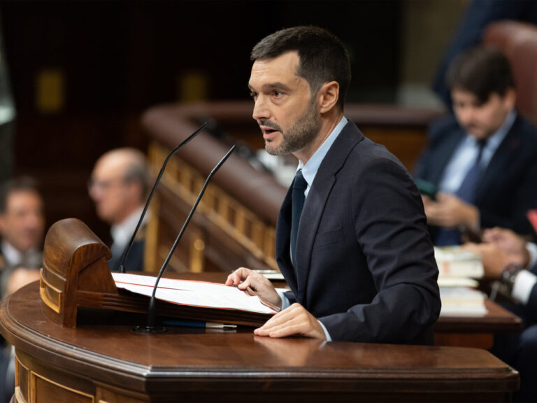 Pablo Bustinduy hablando en el Congreso sobre el decreto de alquileres