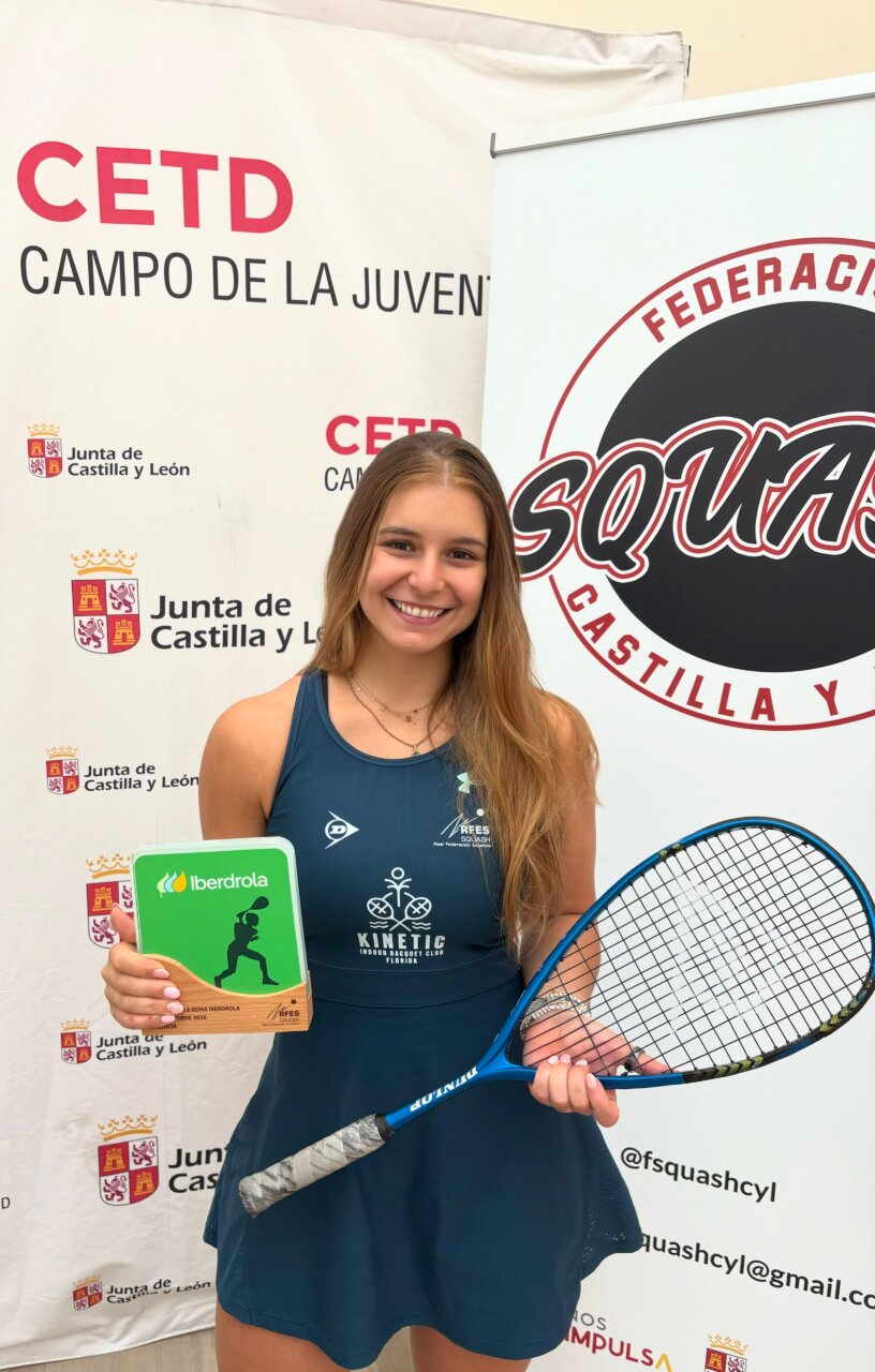 Noa Romero sosteniendo un trofeo de squash en Palencia