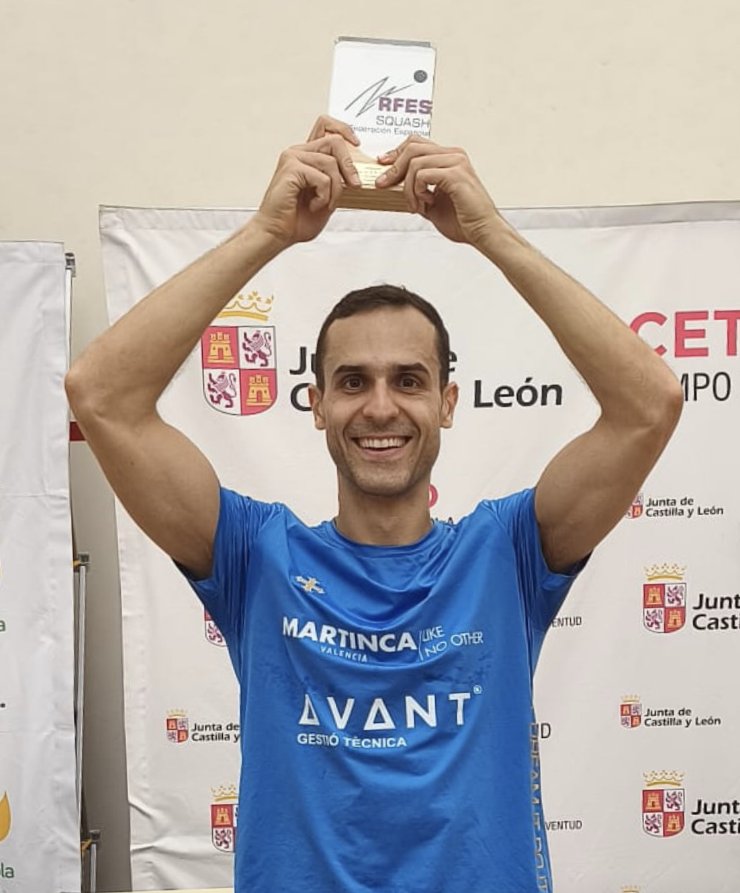Sergio García levantando un trofeo en un torneo de squash