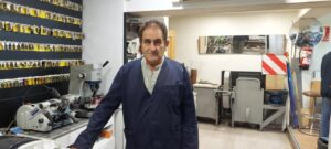 Francisco Javier Pascual en su taller de cuchillería en Palencia