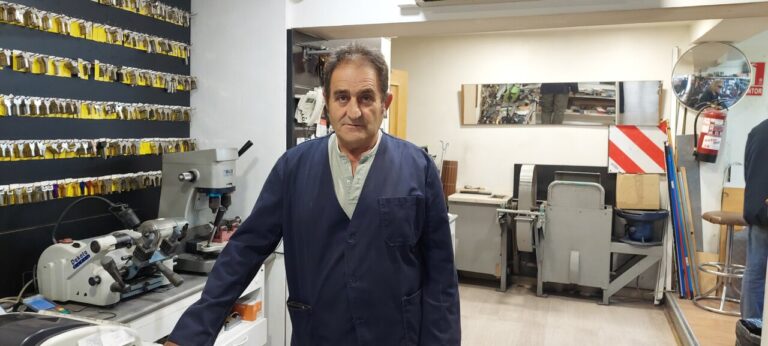 Francisco Javier Pascual en su taller de cuchillería en Palencia