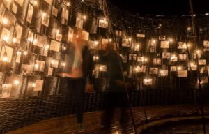 Interior de Cuévana con fotografías y luces en Barruelo de Santullán