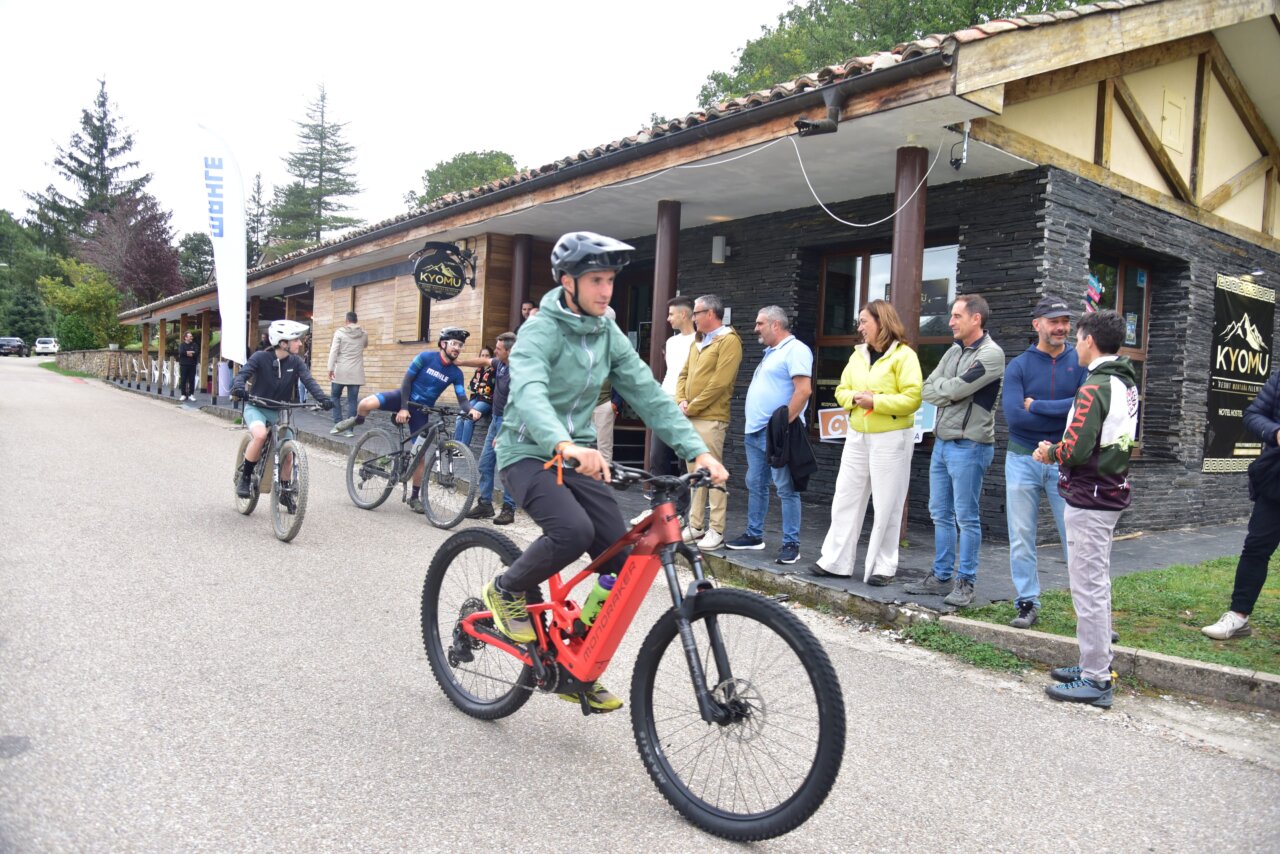 Participantes en jornada de cicloturismo en la Montaña Palentina