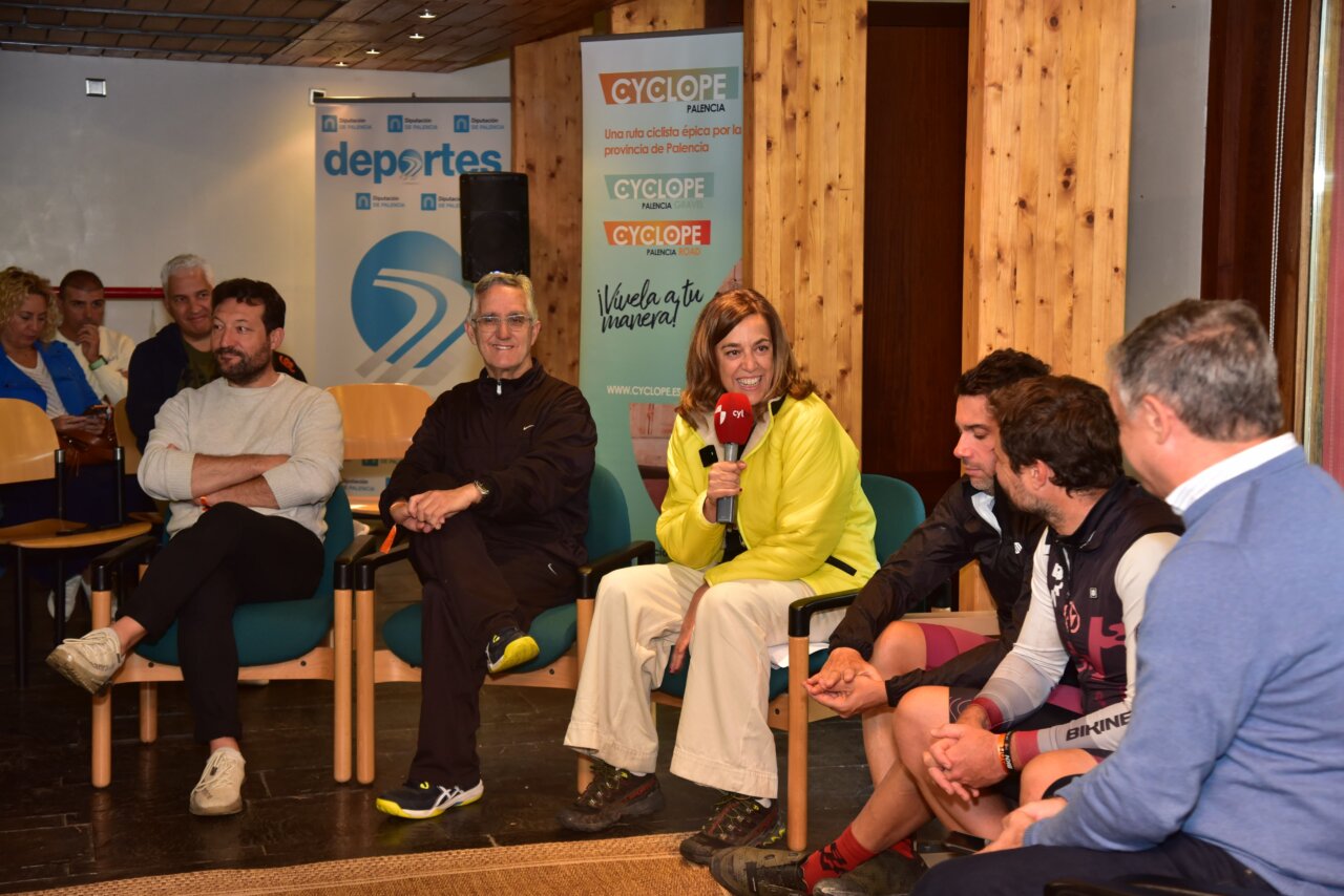 Reunión sobre cicloturismo en la Montaña Palentina con participantes y ponentes.