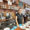 Interior del café Davicco con barista y variedad de cafés