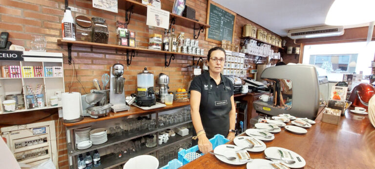 Interior del café Davicco con barista y variedad de cafés