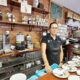 Interior del café Davicco con barista y variedad de cafés