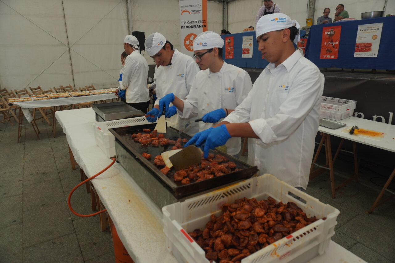 Cocineros preparando hamburguesas en la feria Naturpal en Palencia