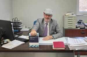 Antonio Landa en su despacho con libros y documentos legales
