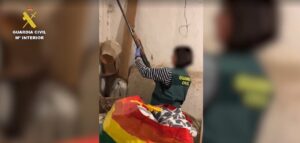 Agente de la Guardia Civil recuperando una escopeta en una operación policial