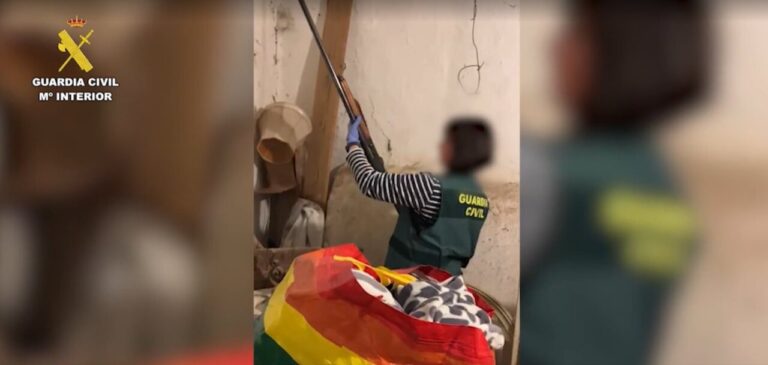 Agente de la Guardia Civil recuperando una escopeta en una operación policial