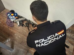 Agente de la Policía Nacional revisando objetos robados en Palencia