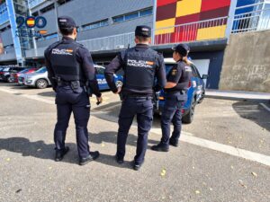Agentes de la Policía Nacional observando un vehículo en Palencia