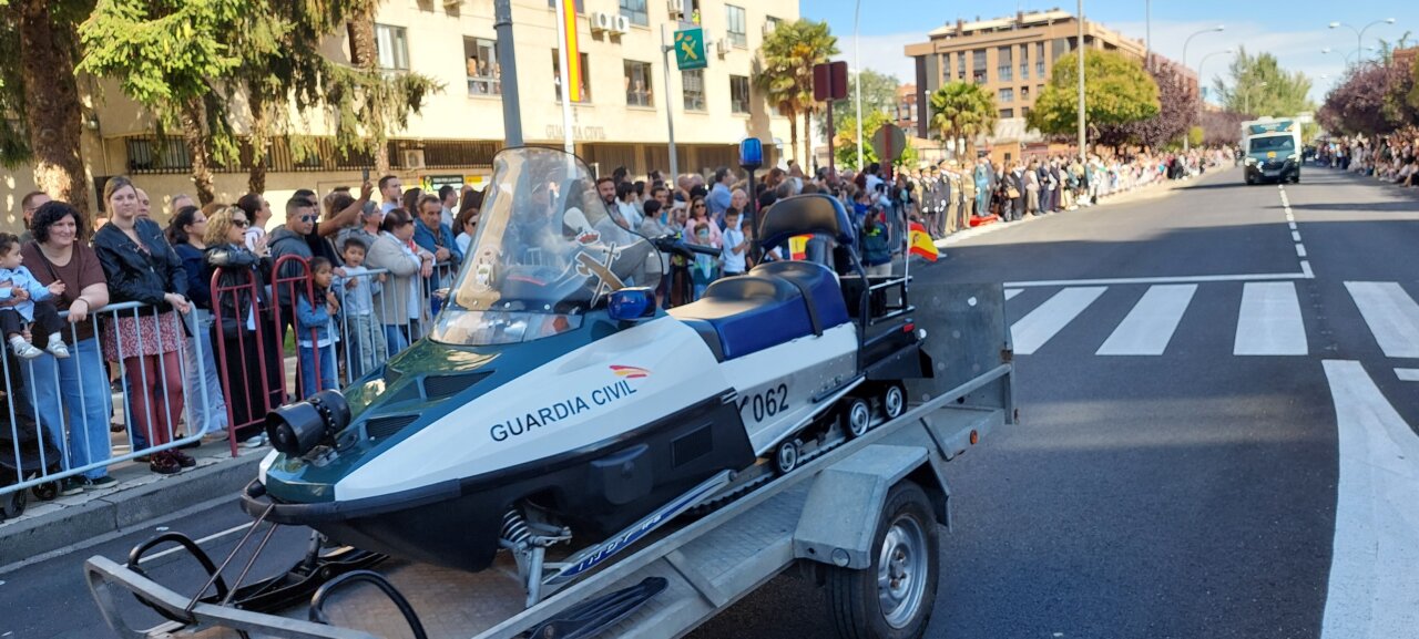 Desfile del Día de la Hispanidad con un vehículo de la Guardia Civil