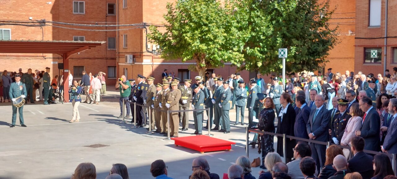 Ceremonia del Día de la Hispanidad con autoridades y público presente.