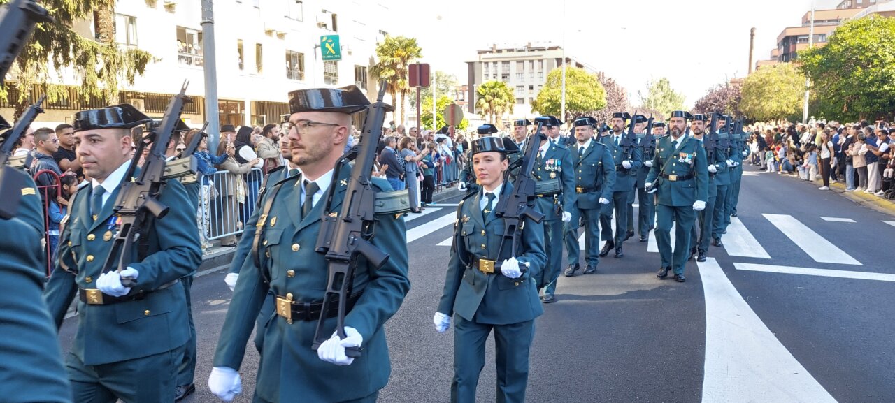 Desfile del Día de la Hispanidad con guardias civiles marchando