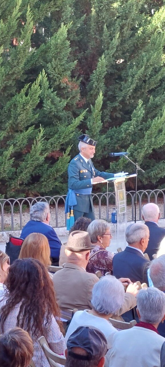 Un hombre en uniforme militar dando un discurso en un evento